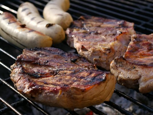 Grilování a BBQ není totéž. Víte, v čem je rozdíl?